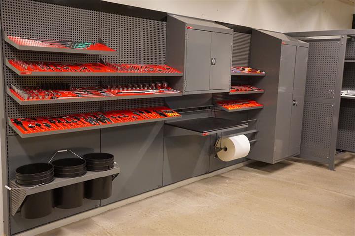 Skråhyller verktøyoppbevaring